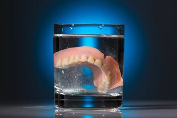 Уход за зубными протезами